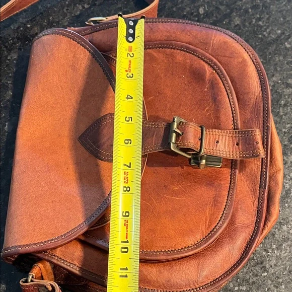Vintage Tan Leather Crossbody Bag - Picture 2 of 9
